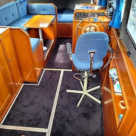 Boat & Breakfast *