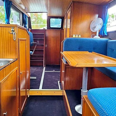 Boat & Breakfast *