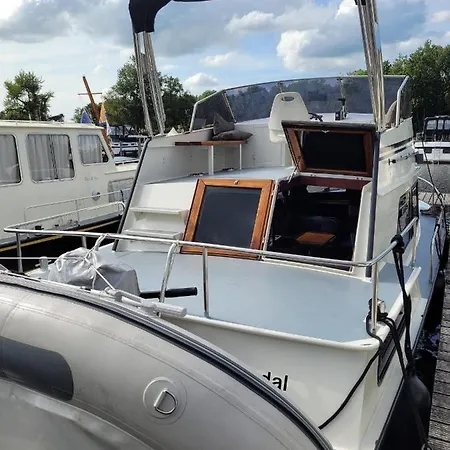 Boat & Breakfast